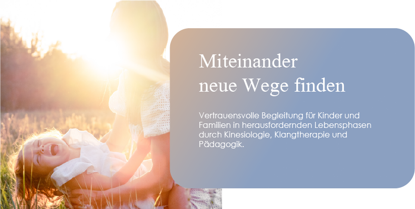 Eine Person hebt ein lachendes Kind an einem sonnigen Tag in einer natürlichen Umgebung hoch.